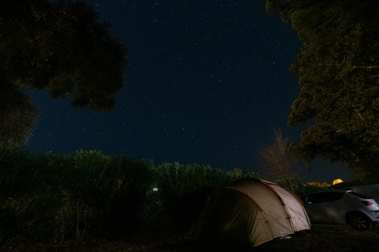 Camping en Corse - photo de nuit avec la tente